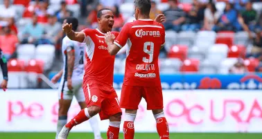 Pardo y Gigliotti celebrando un gol 