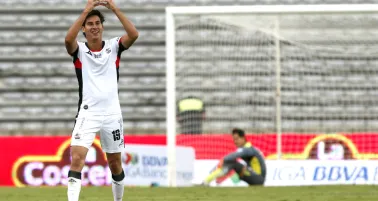 Mauro Lainez celebra un gol ante Morelia 