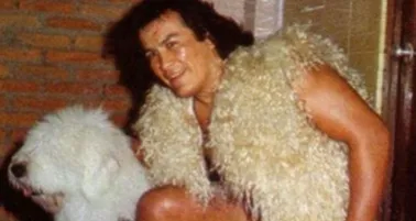 Perro Aguayo posa antes de una lucha