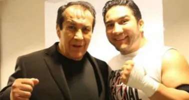 Don Pedro 'Perro Aguayo' posa junto a su hijo