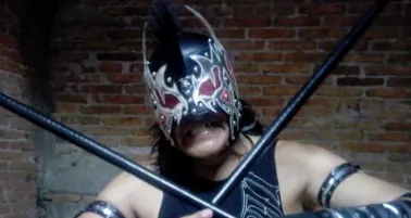 Anarquía Punk posa con su equipamiento de lucha libre 
