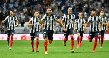 Jugadores de Rayados corren tras ganar el encuentro