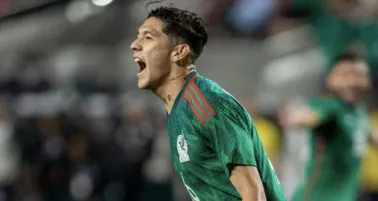 El lateral mexicano se desahogó en sus redes sociales