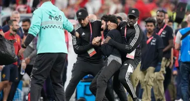 El fan fue interceptado por la gente de seguridad