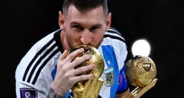 Lionel Messi besa la Copa del Mundo