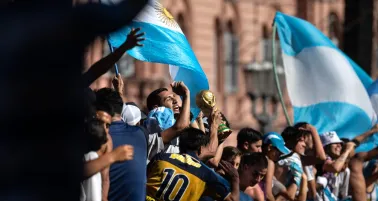 Herido en festejos argentinos, siguió alentado desde la ambulancia