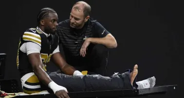Adebo, cornerback de Saints, sufre dura fractura durante derrota ante Broncos