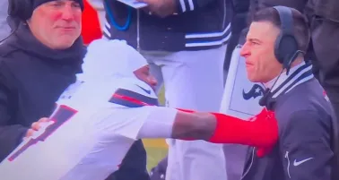 Kris Boyd y entrenador de equipos especiales protagonizan momento tenso en Chiefs vs Texans