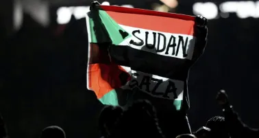 Un bailarín ingresó al campo con una bandera de Palestina