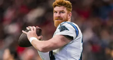 Panthers renuevan al veterano QB Andy Dalton para respaldar a Bryce Young