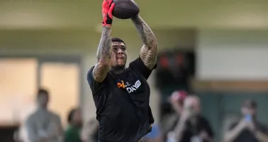 Arroyo se convierte en la tercera elección del Draft para los Halcones Marinos