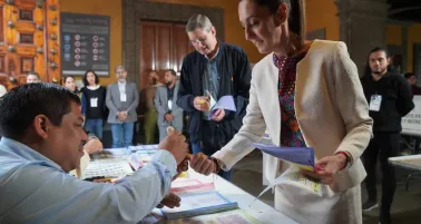 Así votó Claudia Sheinbaum: sin bolso, sin acordeón y bajo fuerte resguardo militar