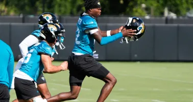 Jaguars firma a Travis Hunter