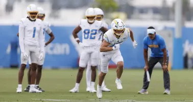 Figura de Los Angeles Chargers es detenido por posesión de armas