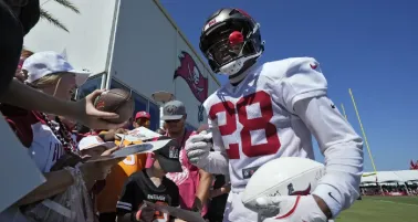 Tampa Bay Buccaneers se desprenden de Shilo Sanders tras agresión a rival