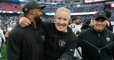Raiders inician la era de Pete Carroll con triunfo sufrido frente a los Patriots