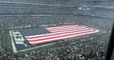 Trabajador quedó atrapado en la bandera de Estados Unidos previo al Jets vs Steelers