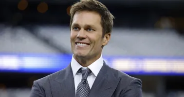 ¿Próximo head coach de Raiders? Tom Brady apareció en cabina de entrenadores usando auriculares