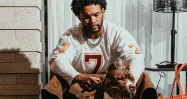 ¿Homenaje o burla? Kyler Murray causa polémica con jersey de Michael Vick