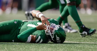 Justin Fields, descartado para el partido ante Buccaneers por conmoción cerebral 