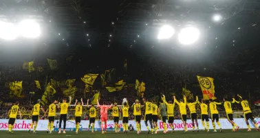 El Dortmund sigue a la caza del Bayern Munich en la Bundesliga