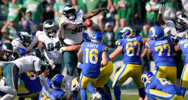 Filadelfia bloquea gol de campo en el último segundo para mantener el invicto