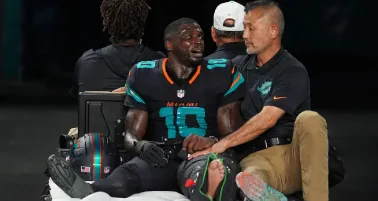 Tyreek Hill sufre terrible lesión y queda fuera del partido entre New York Jets y Miami Dolphins