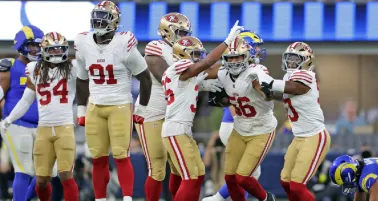 San Francisco 49ers de la mano de Mac Jones vencen a los Rams en tiempos extras
