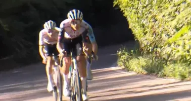 Isaac del Toro impulsa a Tadej Pogacar