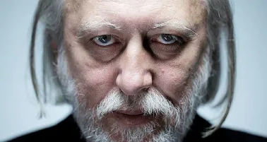 El novelista húngaro se caracteriza por su narrativa sombría y filosófica.