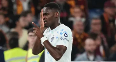 Inter de Milán gana por la mínima a Roma y acaricia la cima de la Serie A