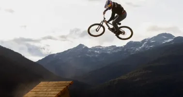 Ciclista español sufre fuerte caída que puso en peligro su su vida