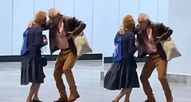 Pareja de abuelitos baila mientras espera el Metro de la CDMX y conquista las redes