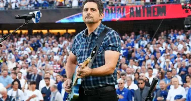La extraña racha de himnos de Brad Paisley y juegos interminables en la MLB
