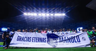¡Hasta el cielo, Manolo! Homenaje en el Puebla vs Cruz Azul a Lapuente