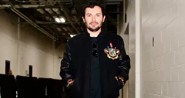 Diego Ortiz, coach mexicano de los Colts, presume chamarra del Día de Muertos en la NFL