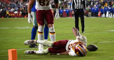 ¿Se pierde toda la temporada? Jayden Daniels sufre aparatosa lesión ante Seattle