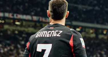 Santiago Giménez revela lesión que lo obligará parar 'un tiempo'