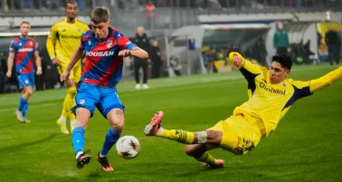 Fenerbahçe no pudo de visita con Viktoria Plzen en la Europa League con Edson Álvarez en la cancha