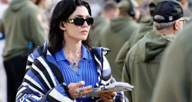 Carlie Irsay-Gordon, dueña de los Colts, celebra triunfo en Berlín invitando las bebidas a los fans