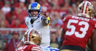 Stafford lanza cuatro pases de TD y los Rams vencen