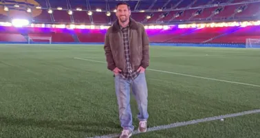 Lionel Messi "sorprende" a una pareja en Barcelona tras su visita al Camp Nou