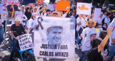 Abuela de Carlos Manzo participa en marcha de Generación Z