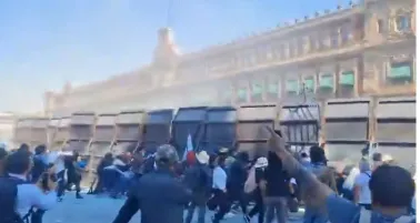 Marcha Generación Z: encapuchados derriban vallas de Palacio Nacional y policía los contiene con extintores