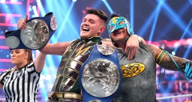 Dominik y Rey Mysterio festejando un campeonato en parejas