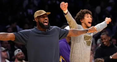 LeBron James regresa a los entrenamientos con Lakers