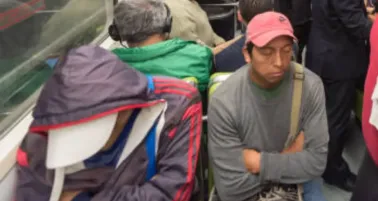 ¿Sabías que quedarte dormido en el Metro CDMX puede costarte una multa? ¡Entérate de cuánto!