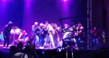 El público quedó sorprendido pero en lugar de intervenir se puso a grabar.