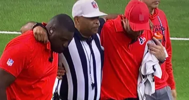 ¡Al carrito de las desgracias! Referee sale lesionado de partido de NFL