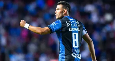 Pablo Barrera con Gallos